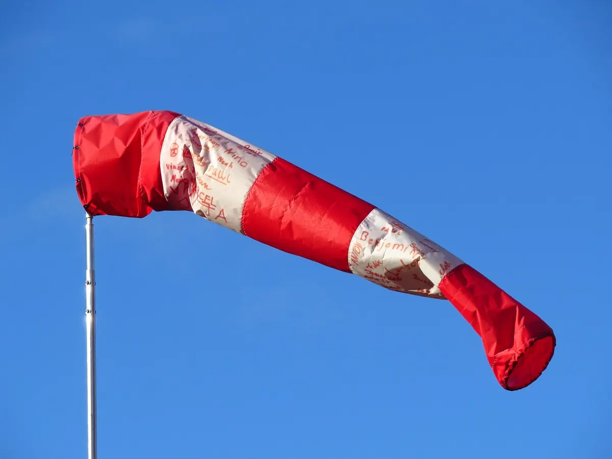How to Measure Wind Speed at Home: Beaufort Scale vs Anemometer for Beginners